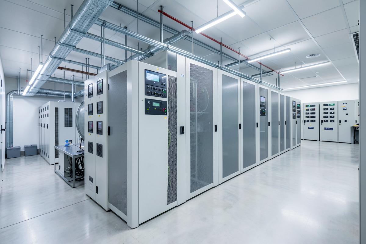 Phòng kỹ thuật data center với tủ điện thông minh và làm mát chính xác